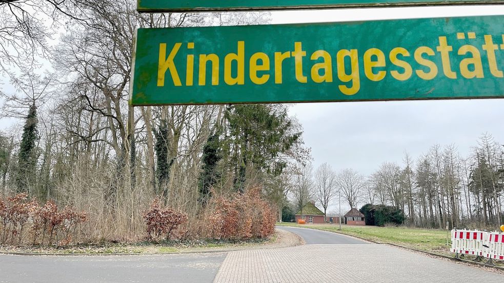 An der Hahnentanger Straße, nördlich der Kita, sollen günstige Mietwohnzungen entstehen. Dafür muss aber die Bäume (links) gefällt werden. Das stößt auf Kritik. Foto: Janßen