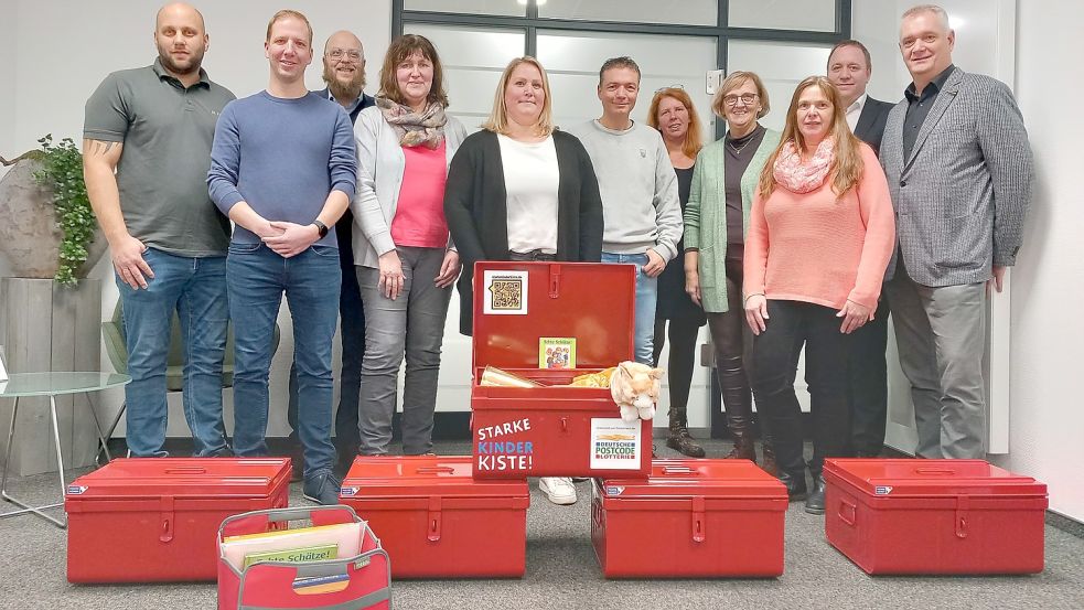 Vertreterinnen und Vertreter von Schule, Elternschaft und Präventionsbund Ostrhauderfehns freuen sich mit Bürgermeister Günter Harders (rechts) über das Kita-Projekt „Starke Kinder Kiste“. Foto: Scherzer