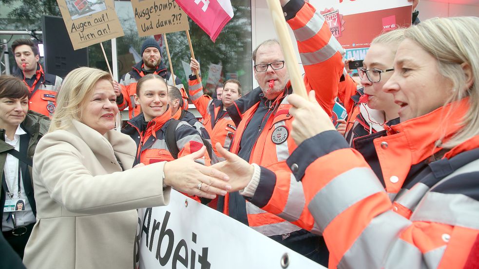Bundesinnenministerin Nancy Faeser (SPD) begrüßt vor dem Kongresshotel einige Gewerkschaftler, die an einer Kundgebung zum Auftakt der Tarifverhandlungen für den öffentlichen Dienst von Bund und Kommunen teilnehmen. Foto: Kumm/DPA