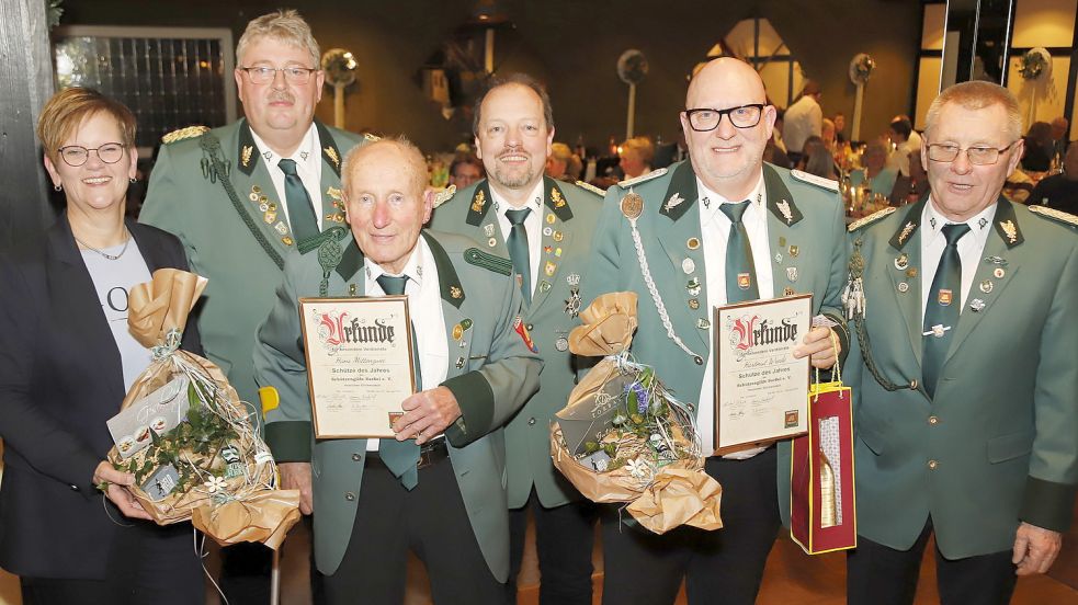 Auf dem Winterfest der Schützengilde Barßel wurden verdienten Mitglieder vom Vorstand ausgezeichnet (von links): Annette Brinkmann, Michael Nitschke, Hans Mittenzwei, Andreas Bohnen, Hartmut Wrede, Clemens Büscherhoff. Foto: Passmann