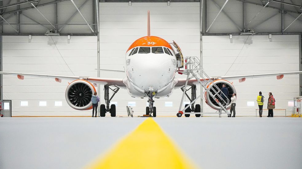 Ein Airbus A320 Neo im Hangar: Easyjet will wieder in die Gewinnzone fliegen. Foto: Soeren Stache/dpa