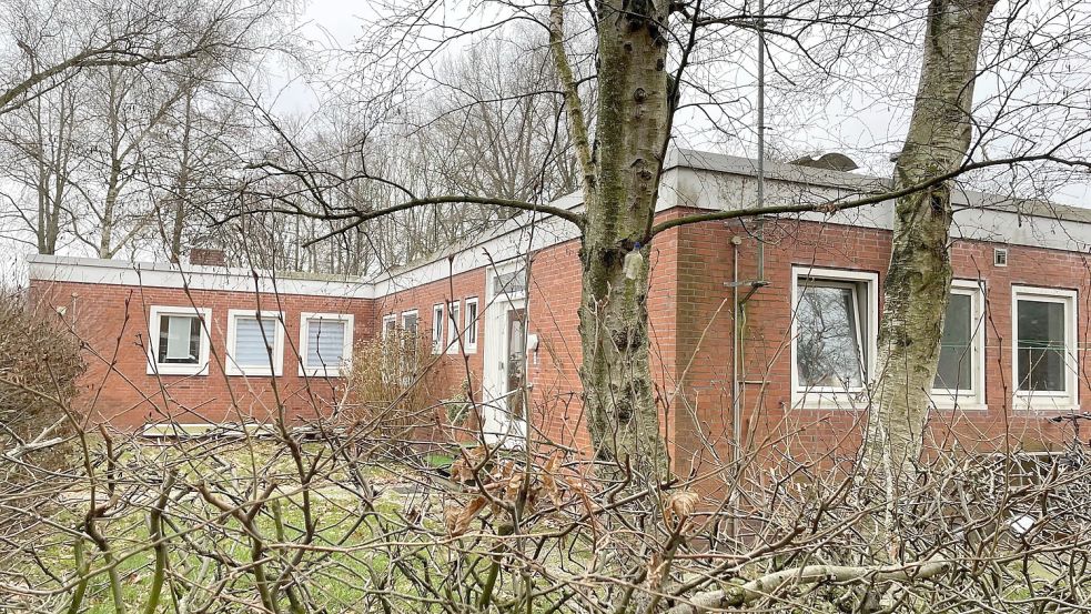 Noch stehen zwei Flachdach-Bungalows auf dem Gelände, auf dem das Familienzentrum entstehen könnte. Foto: Janßen