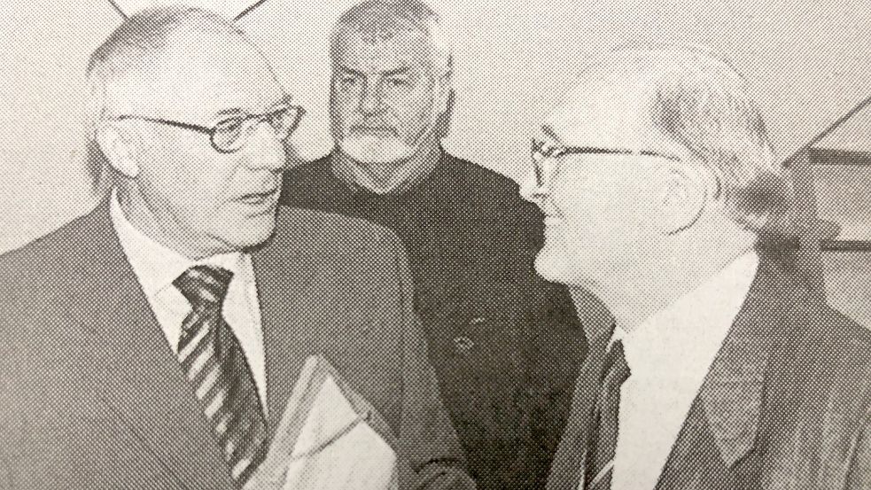 Dieses Foto zeigt Garrelt Pruin (links) im November 2001 bei der Übernahme des Amtes des Rhaudermoorer Ortsbürgermeisters von Erhard Borde (rechts). Im Hintergrund ist Uwe Malchow zu sehen. Foto: GA-Archiv