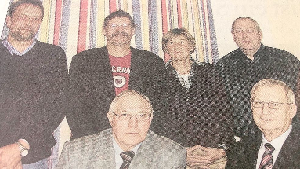 An diesem Tag im November 2006 verlor Garrelt Pruin (vorne, links) das Amt des Ortsbürgermeisters an Heinz Hanken (vorne, rechts). Im Hintergrund sind weitere Mitglieder des damaligen Ortsrates zu sehen (von links): Michael Gräwe, Hans Damm, Griet Luikenga-Gerdes und Martin Steenhoff. Foto: GA-Archiv