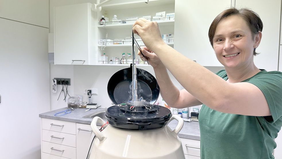 Aufwändige Lagerung in Stickstoff: Dr. Aneta Dullweber mit dem Impfstoff gegen die unheilbare Mareksche Krankheit. Foto: Wimberg