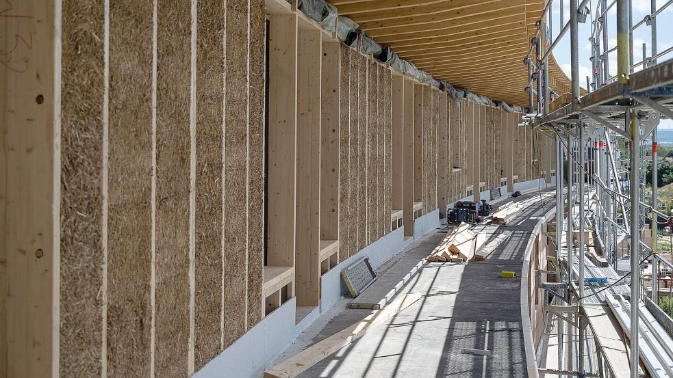 Stroh ist in einem Neubauprojekt eines Mehrfamilienhauses verbaut. - Für Bauherren in Deutschland gelten neue Regeln für die Förderung von Neubauten. Foto: Swen Pförtner/dpa