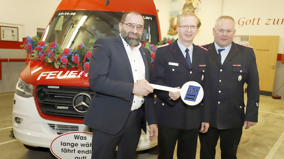 Bürgermeister Sven Stratmann (links) übergab den symbolischen Schlüssel für das neue Fahrzeug an Ortsbrandmeister Matthias Schmidt (Mitte) und Stadtbrandmeister Andreas Witting. Foto: Passmann