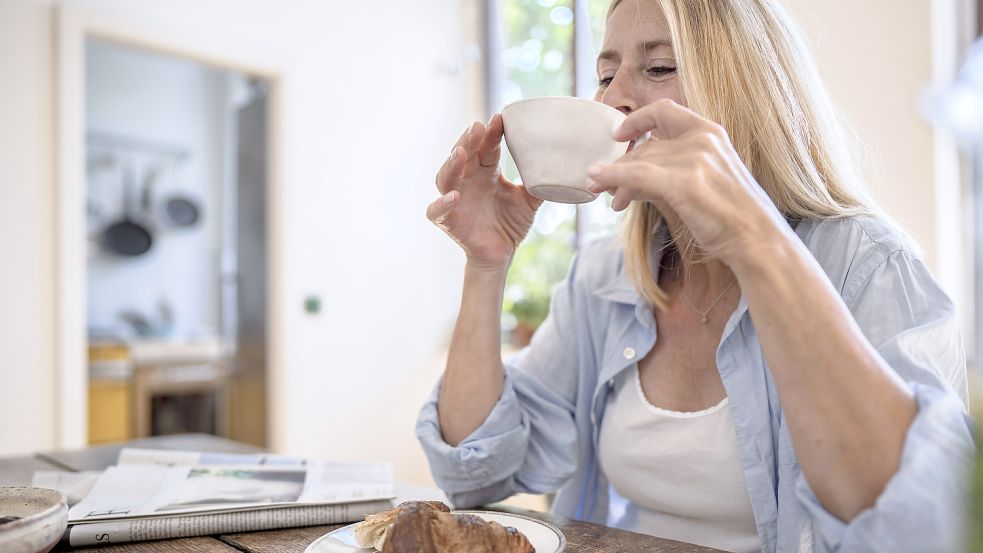Kaffee ist bei den Deutschen ein beliebtes Getränk. Wie gefährlich ist der Konsum? Foto: IMAGO IMAGES/Westend61