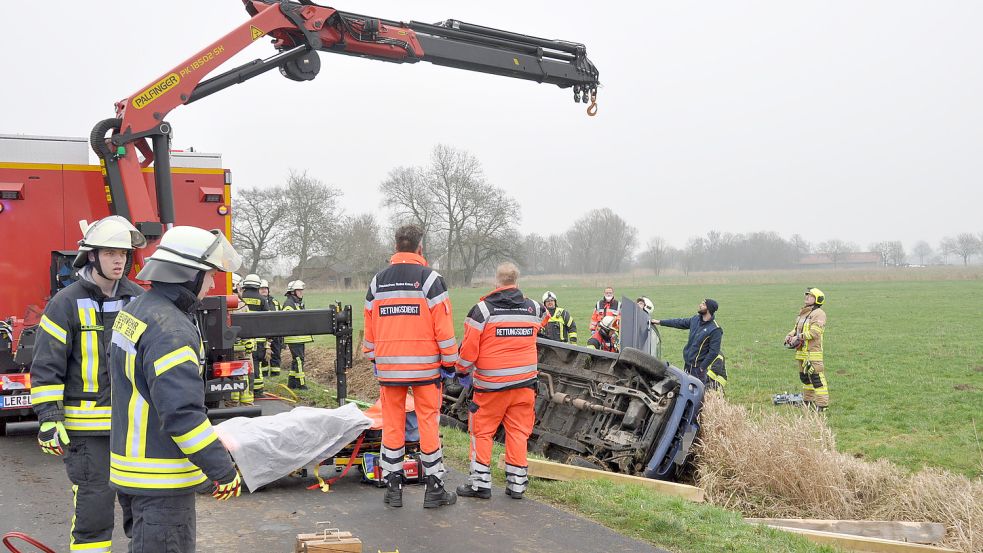 Der Wagen musste mit einem Kran geborgen werden. Foto: Wolters