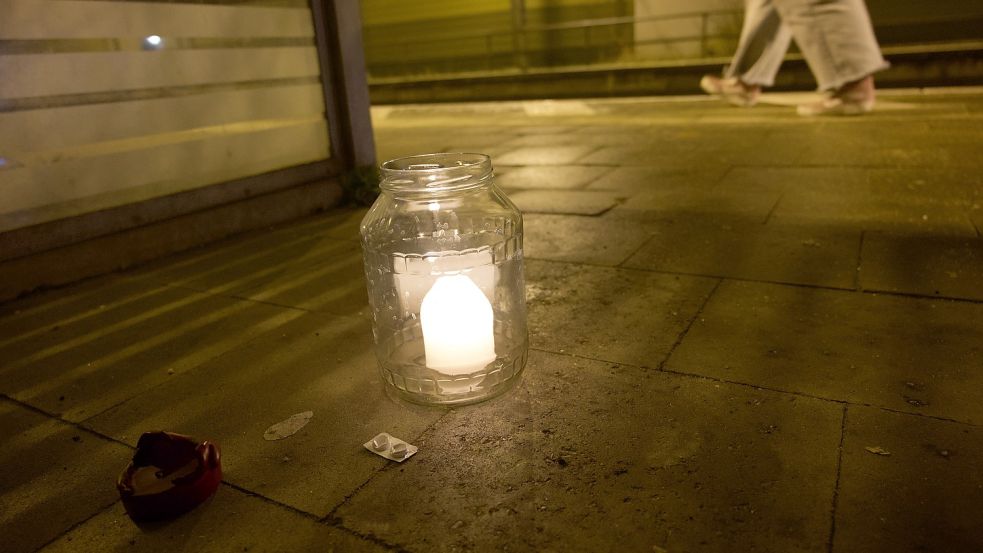 Nur eine Kerze deutet auf die tödliche Messerattacke bei Brokstedt, bei der zwei Menschen starben und weitere Verletzte wurden, hin. In einem Regionalzug nach Kiel war ein Mann mit einem Messer auf Mitfahrende losgegangen. Foto: Michael Ruff