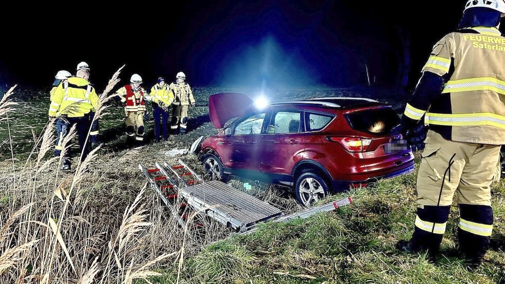 In einem Graben zwischen zwei Ackerflächen landete am Mittwoch der Ford Kuga einer 18-jährigen Barßelerin, die aus der Kurve getragen wurde. Fotos: Giehl/Feuerwehr