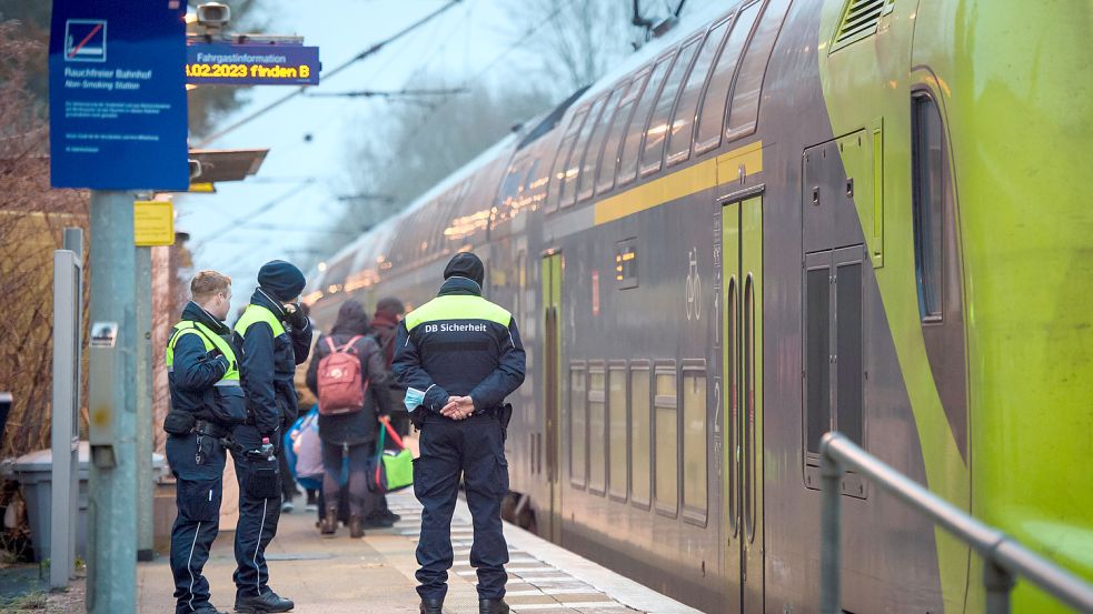 Am Tag nach der Bluttat stehen Sicherheitsleute der Deutschen Bahn im Morgengrauen auf dem Bahnsteig im Bahnhof von Brokstedt. Foto: Gregor Fischer