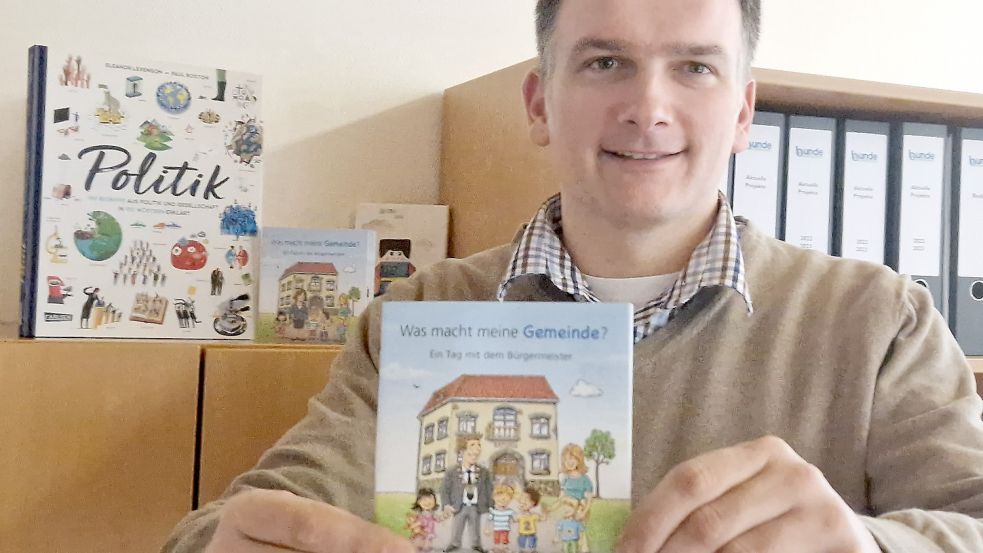 Nicht nur mit dem Jugendparlament möchte der Bunder Bürgermeister Uwe Sap die nachfolgende Generation für die Politik interessieren. In seinem Büro hat er auch Material für Kinder parat. Foto: Gettkowski