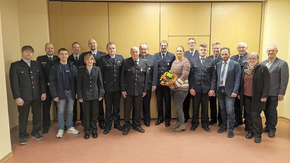 Die Geehrten. Beförderten und Gäste der Hauptversammlung in Großwolde. Foto: Bruns