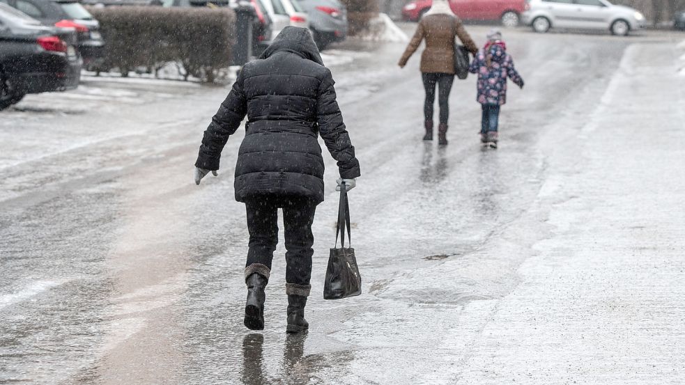 Auch am Wochenende kann es stellenweise wieder rutschig werden. Foto: dpa/Armin Weigel