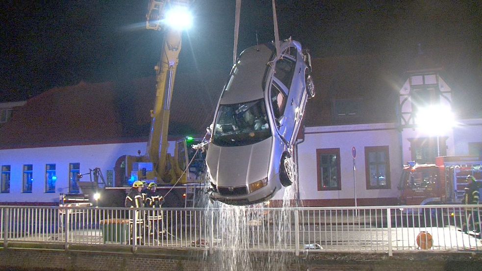 Bei einem Unfall in Jahr 2015 musste das Auto mit einem Kran aus dem Kanal geholt werden. Foto: Archiv