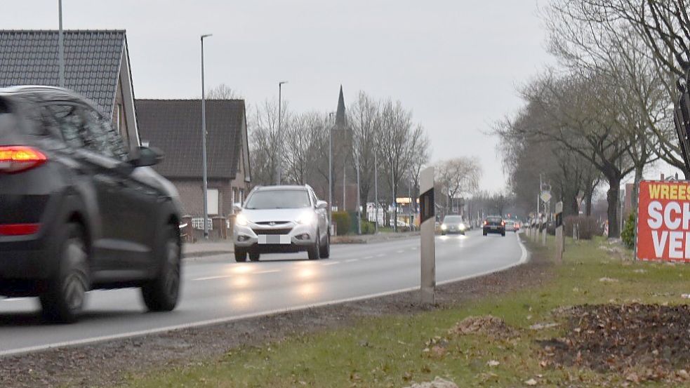 Der Bereich der Hauptstraße zwischen Werftstraße und Nordstraße soll vermutlich als erster ausgebaut werden. Dabei soll es auch um die Verschönerung des Grünstreifens gehen. Foto: Zein