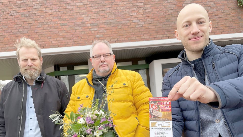 Bürgermeister Geert Müller (links) und Thies Kruse (rechts) gratulierten Wolfgang Dänekamp. Foto: Hellmers