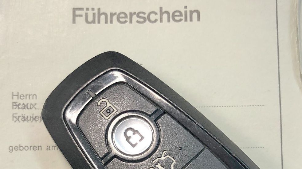 Wer möchte, kann den alten Lappen nach dem Umtausch behalten, er wird entwertet. Foto: Kruse