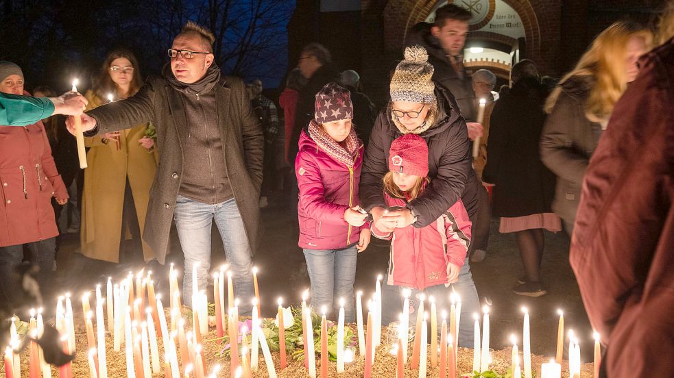 Lichtermeer vor der Kirche: Die Teilnehmer der Trauerfeier entzündeten im Anschluss Kerzen an. Foto: Michael Ruff