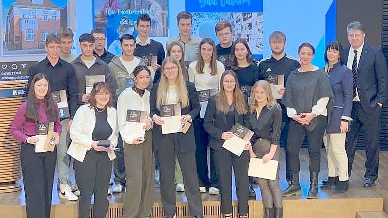 Die Schüler stellten sich mit ihrer Lehrerin Vertretern der Konrad-Adenauer-Stiftung und mit ihrer Lehrerin Anke Chudzinski-Schubert (3. von rechts) nach der Preisverleihung zum Gruppenbild auf. Zu den Gratulanten zählten Sven Felix Kellerhoff (von rechts), leitender Redakteur für Zeit- und Kulturgeschichte, und Dr. Melanie Piepenschneider, Leiterin der Hauptabteilung Politische Bildung. Foto: Privat