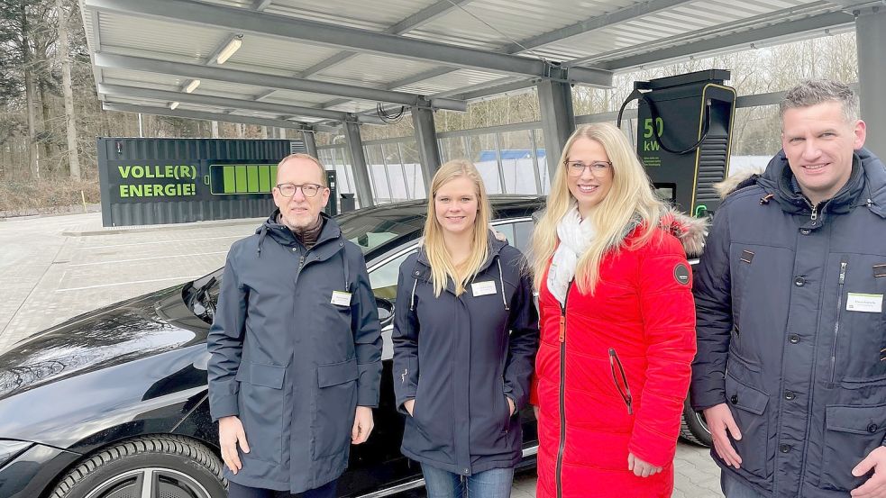 Präsentierten den neuen Score-Standort in Logabirum: Geschäftsführer Thomas Ehrlich (von links) mit Pressesprecherin Franziska Lorey, Projektleiterin Anja Manssen und Klaus Frerichs von der Netzentwicklung. Foto: Nording