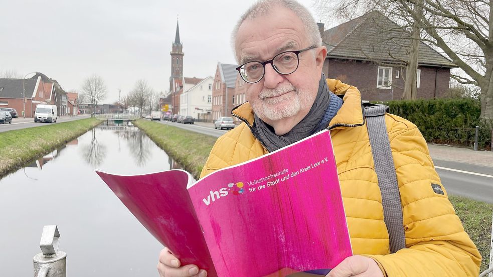Vorstandsvorsitzender Jörg Furch blättert im Prospekt der VHS. Foto: Hellmers