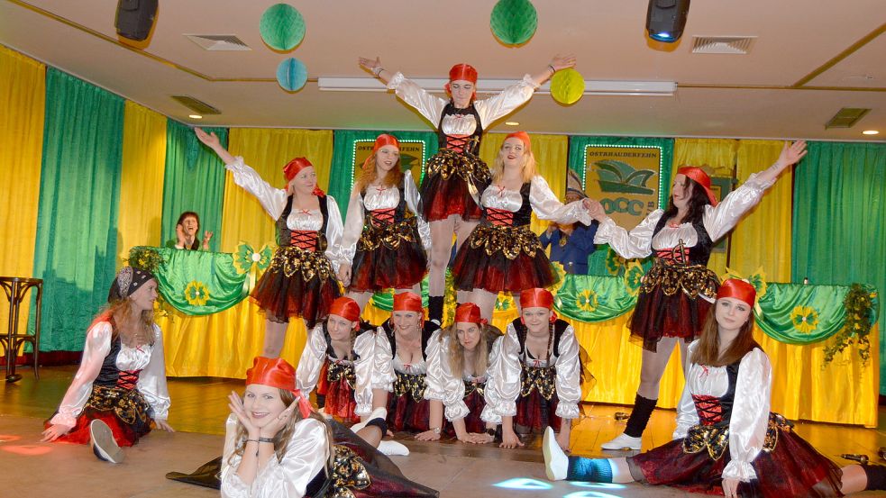 Die Mitglieder der Garde-Show-Tanz-Gruppe des Ostrhauderfehner Carnevals Clubs waren als Säbel schwingende Piraten im Einsatz.