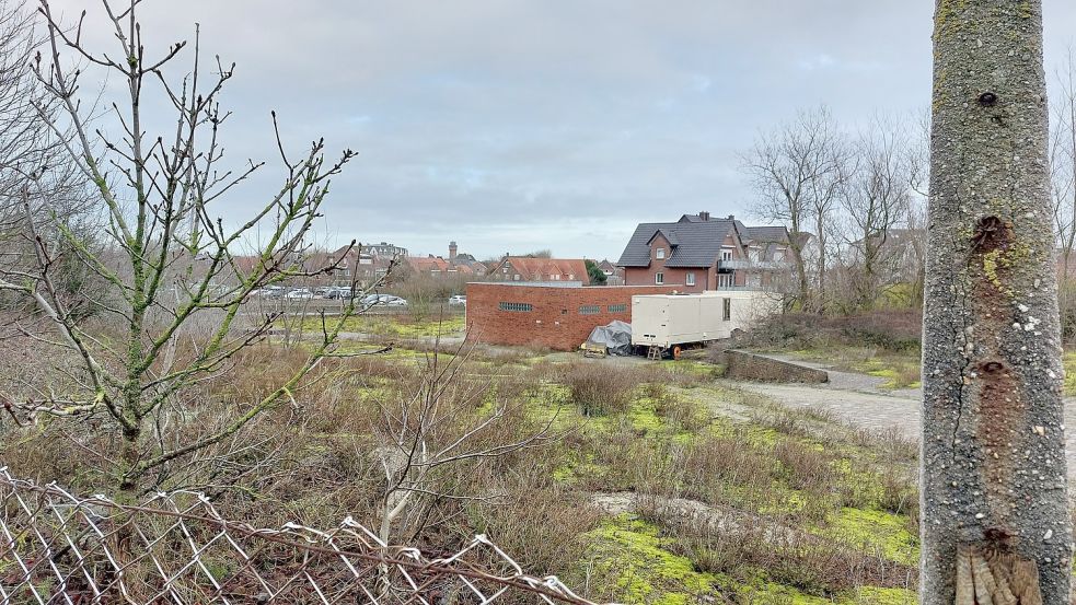 Ideen gesucht: Wie kann das Borkumer Kurviertel – hier die seit vielen Jahren brachliegende ehemalige Fläche des Wasserstraßen- und Schifffahrtsamtes – aufgewertet werden? Foto: Ferber