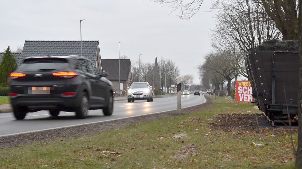 Der Bereich der Hauptstraße zwischen Werftstraße und Nordstraße soll vermutlich als erster ausgebaut werden. Dabei soll es auch um die Verschönerung des Grünstreifens gehen. Foto: Zein