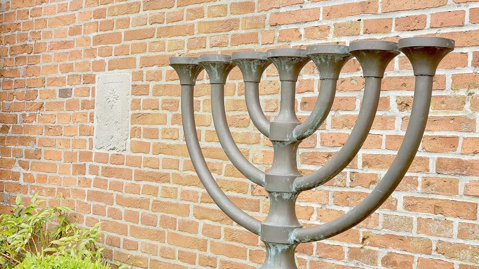 Eine Menora, ein siebenarmiger Leuchter, an der Seitenwand des Hauses in der Westerstraße erinnert an das jüdische Leben. Eine Dauerausstellung über das frühere jüdische Leben in Weener ist fester Bestandteil des neu entstehenden Bürgerhauses. Foto: Gettkowski/Archiv