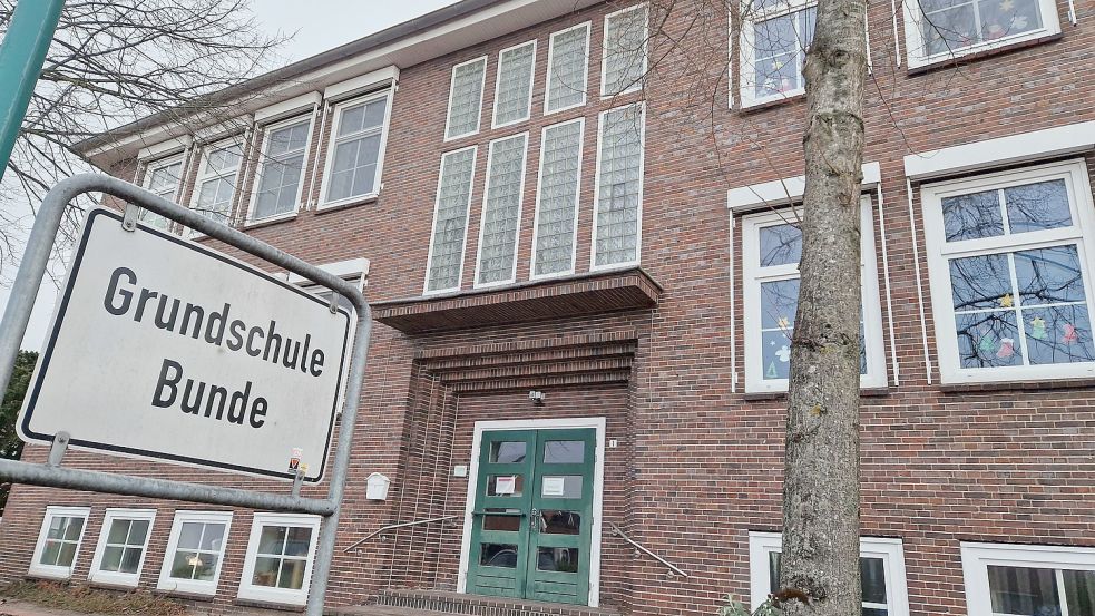 Die Grundschule wurde in den 1930er Jahren gebaut und in den zurückliegenden Jahren schon an einigen Stellen saniert. Sie ist allerdings nicht behindertengerecht. Da musst die Gemeinde ran. Foto: Gettkowski