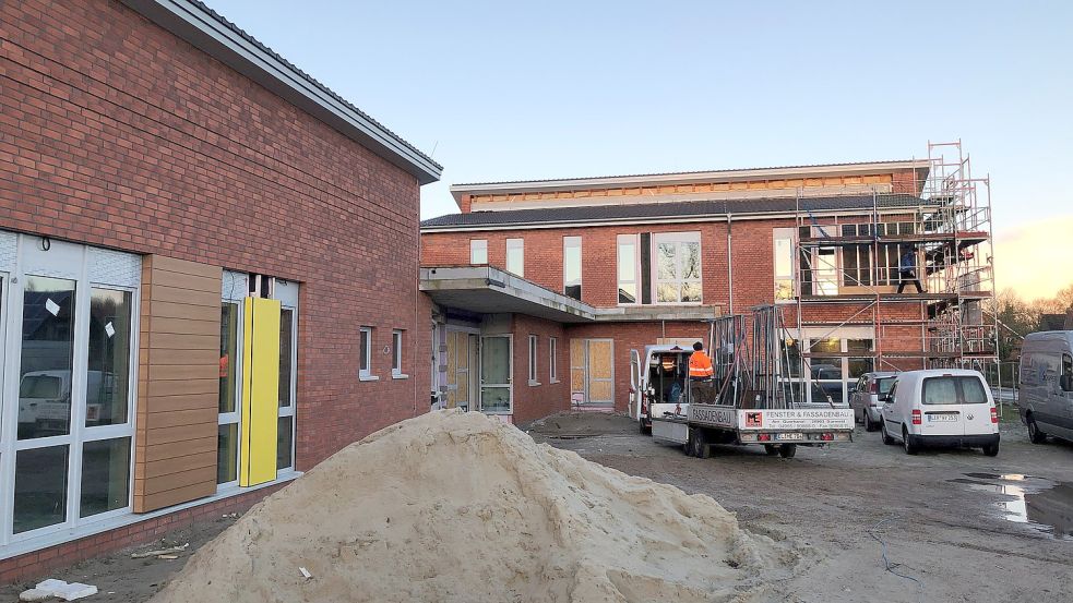 An der Ihrener Straße direkt bei der Ihrhover Grundschule entsteht zurzeit der „Campus Ihrhove“. Foto: Ammermann