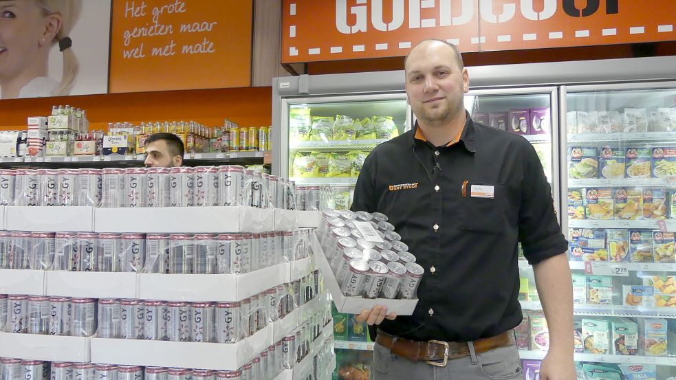 Coen Spa ist Verkaufsleiter im Coop-Supermarkt. Er zeigt eine Palette mit Energy-Drinks: ein Verkaufsschlager. Foto: Gettkowski/Archiv