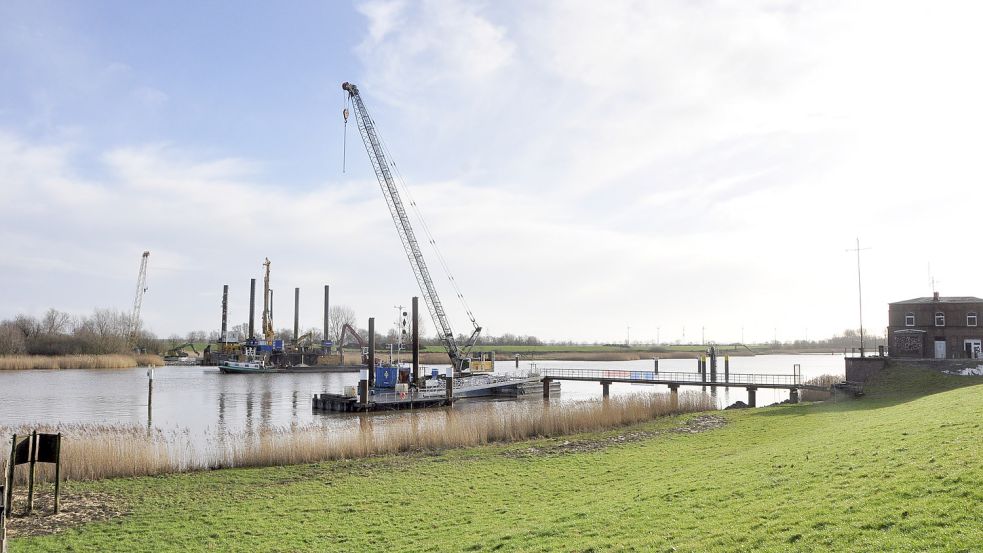 Im Deichvorland Westoverledingen wurde weiteres Krangerät aufgerüstet. Foto: Wolters