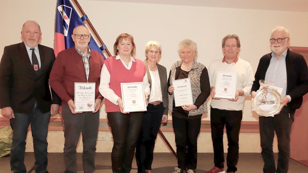 Die geehrten Mitglieder und Vorstand des Heimatvereins Saterland „Seelter Buund“ (vorne, von links): Antonius Kanne, Alfons Heese, Paula Klären, Elisabeth Sibum, Margot Tameling, Michael Schulze-Althoff, Karl-Peter Schramm Foto: Passmann