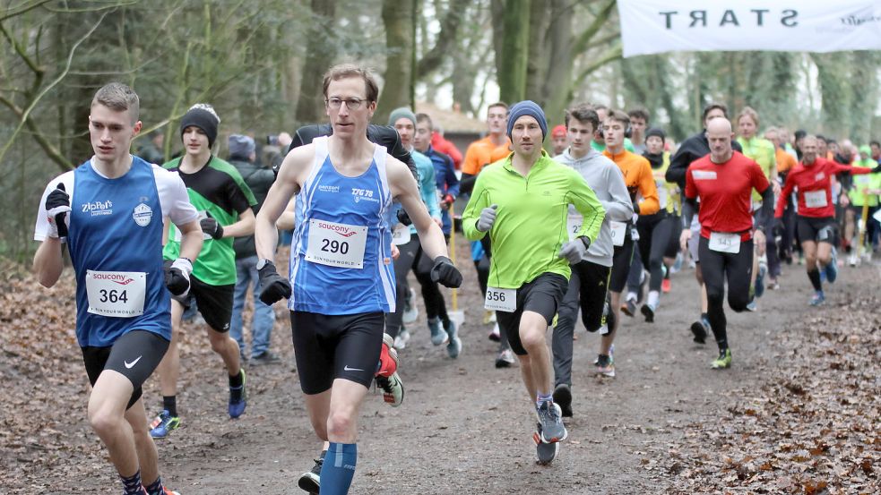 Schon beim Start über fünf Kilometer waren der Sieger Jann Penon (364) und der Zweite Lennart Brandenburg (290) ganz vorne mit dabei. Foto: Gerken