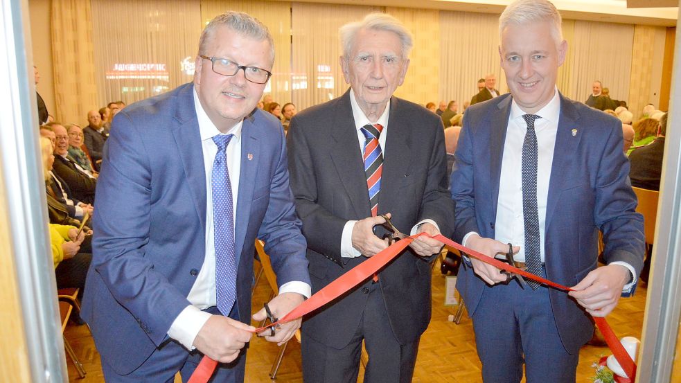 Westoverldingens Bürgermeister Theo Douwes (von links), Horst Milde und Landrat Matthias Groote schnitten das Band zur Ausstellung durch. Foto: Weers