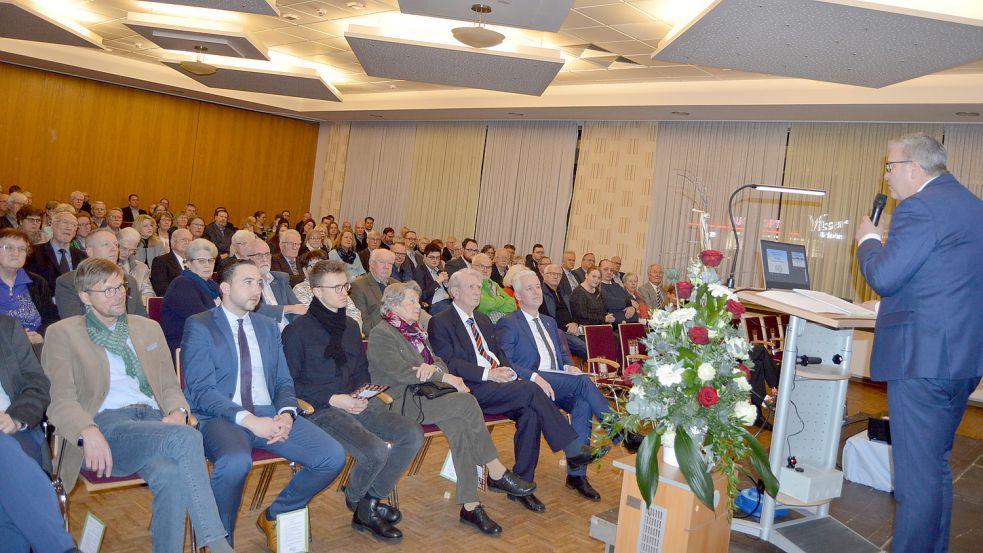Theo Douwes begrüßte viele Gäste zur Auftaktveranstaltung im Rathaus. Foto: Weers