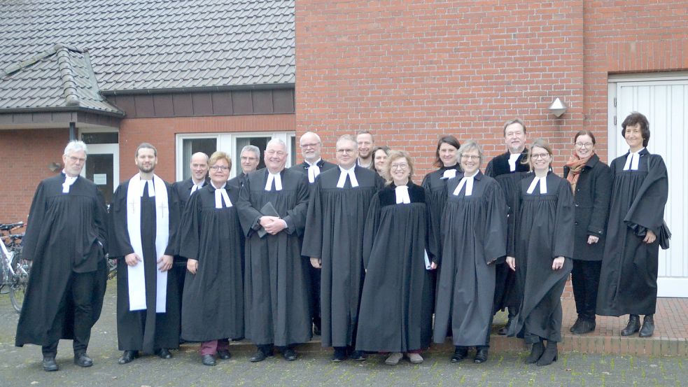 Pastorin Sibylle Mau (Siebte von rechts) im Kreis von Amtskollegen und Superintendent Thomas Kersten beim Verabschiedungsgottesdienst. Foto: Kirchenkreis