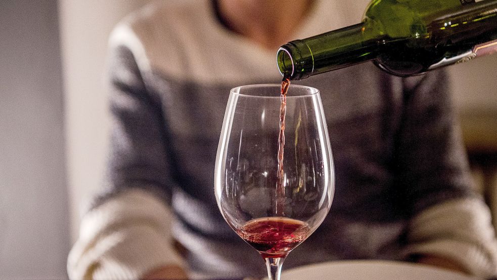 Ist das Gläschen Rotwein am Abend schon zu viel? Ab wann Alkohol bereits schädlich sein soll. Foto: dpa/Finn Winkler