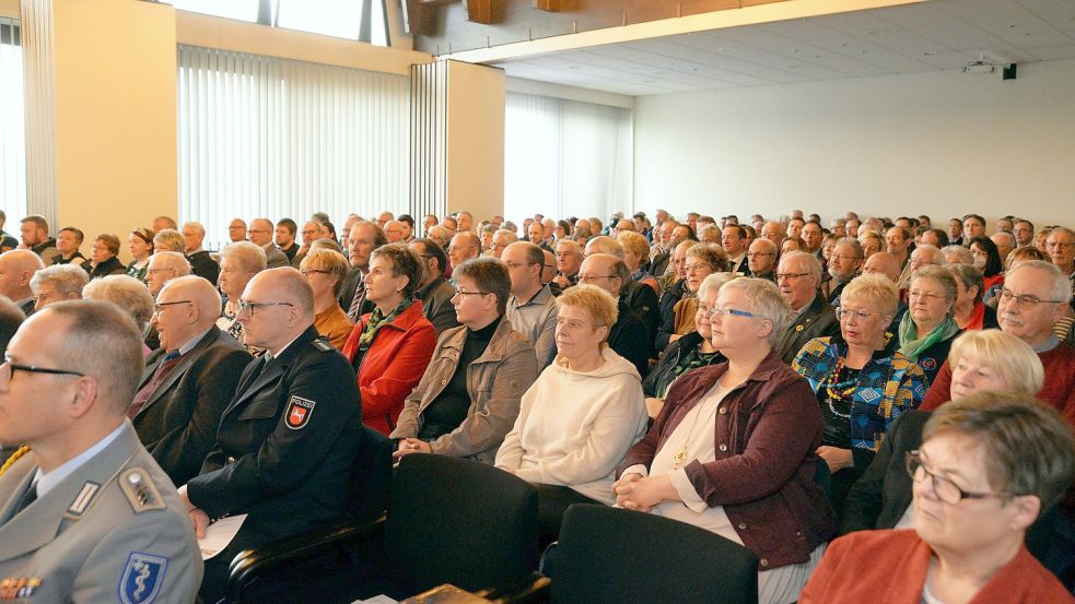 Mehr als 300 Menschen waren der Einladung der Gemeinde Moormerland gefolgt. Foto: Lüppen