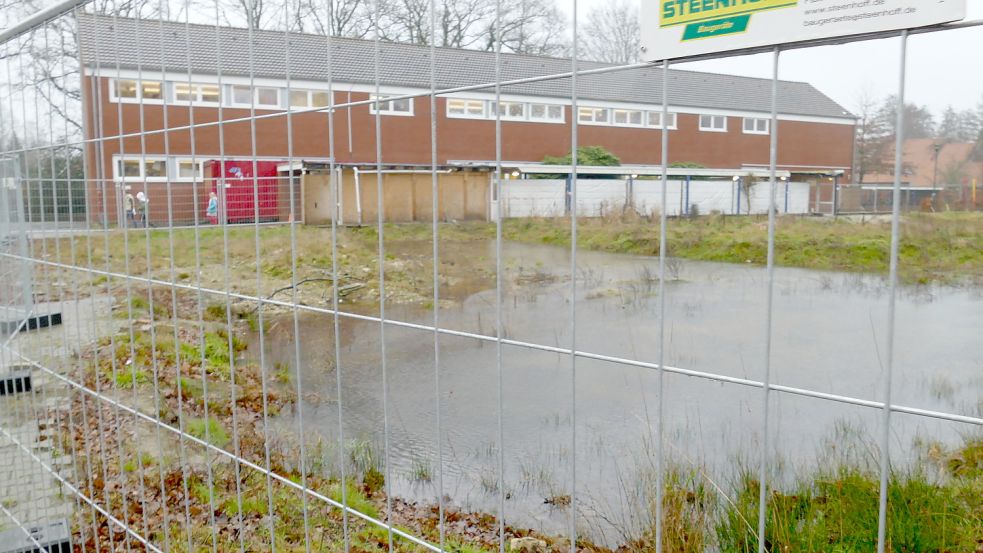 Im August 2021 brannte der Mitteltrakt der Grundschule Overledinger Geest in Collinghorst aus. Er soll als moderner und zukunftsfähiger Gebäudeteil wieder aufgebaut werden. Doch zu sehen ist bisher davon nichts. Foto: Wieking