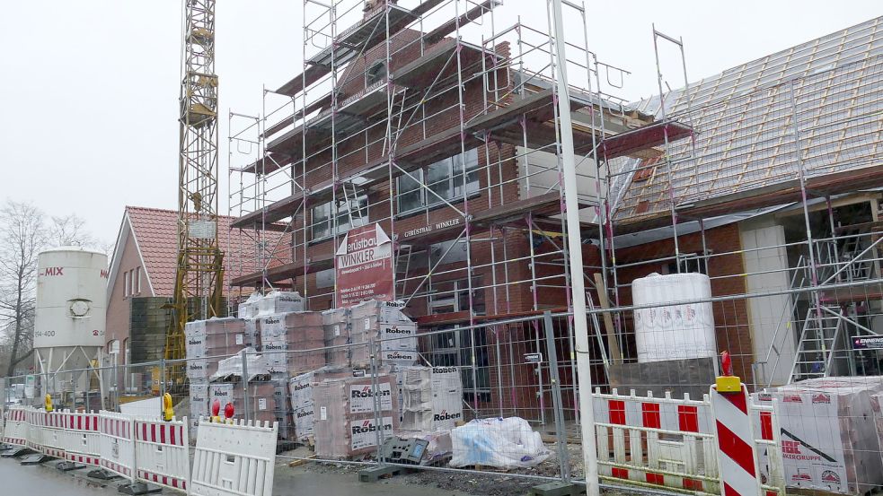 Weil der Mittelteil der Grundschule Rhaudermoor einsturzgefährdet war, wurde er abgerissen und zweistöckig wieder aufgebaut. Foto: Wieking