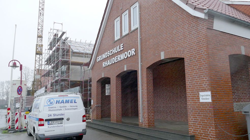 Die Grundschule Rhaudermoor hat noch zwei weitere alte Gebäudeteile. Unser Foto zeigt das alte Hauptgebäude, dahinter liegt ein weiteres. Die Gemeinde will untersuchen, ob diese auch eventuell so marode sind, dass sie erneuert werden müssen. Foto: Wieking