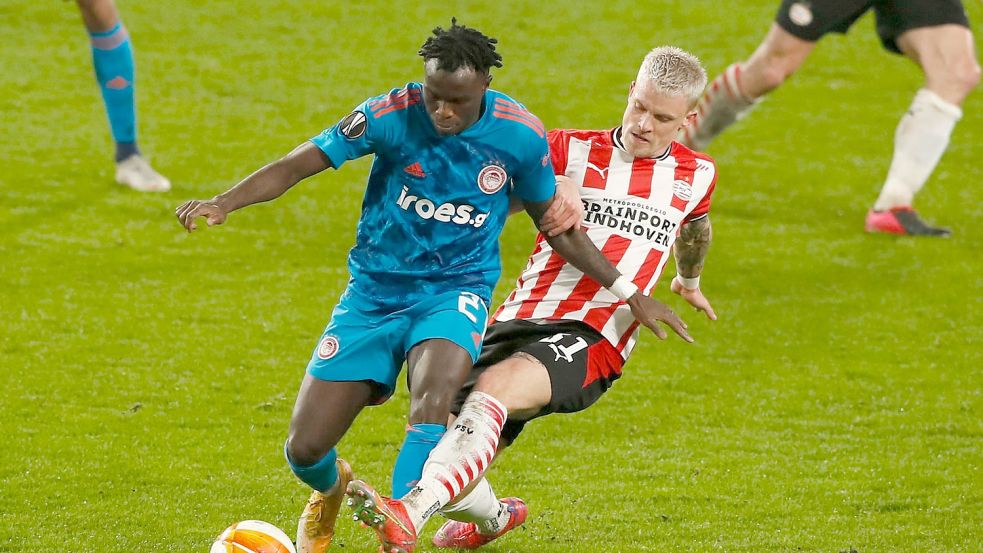 Spielte bei FC Augsburg und PSV Eindhoven: Philipp Max (r.). Foto: Peter Dejong/AP/dpa