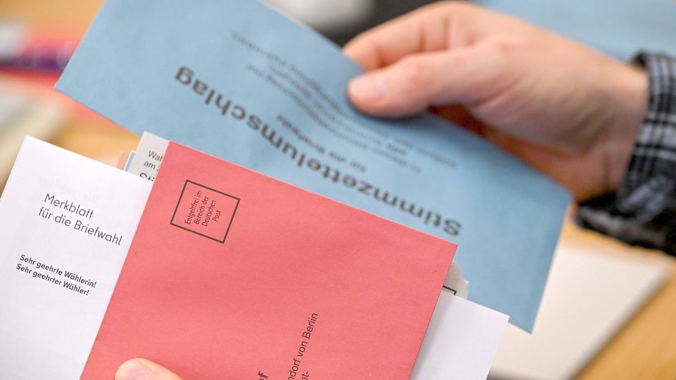 In Berlin sind die Wahlvorbereitungen in vollem Gange, viele Briefwähler haben schon abgestimmt. Foto: Jens Kalaene/dpa