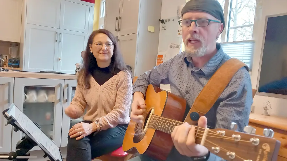 Beim ganz privaten Küchenkonzert spielte Thomas Stan Hemken mit gesanglicher Begleitung seiner Frau den Song „Wut“. Foto: Scherzer