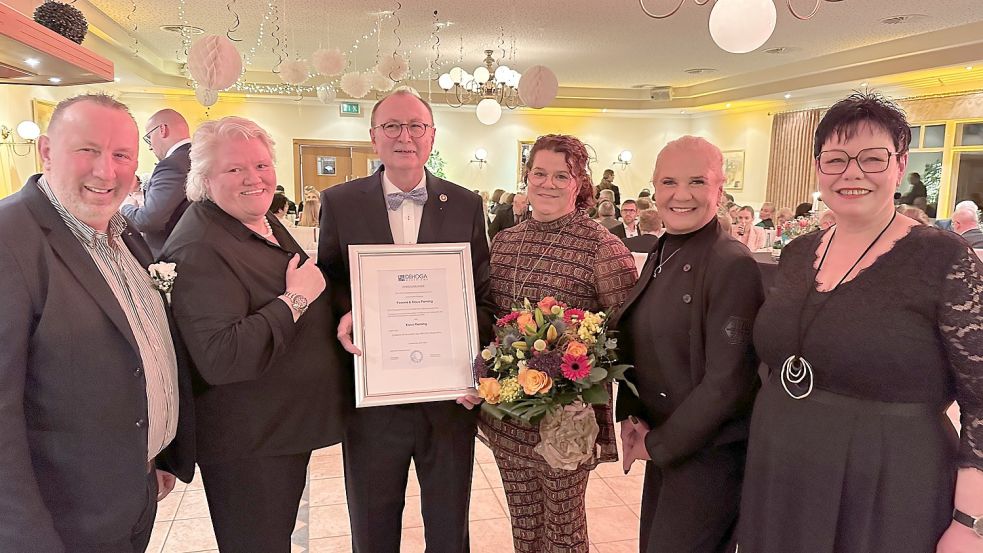 Gratulanten und Geehrte (von links): Rainer Haberland (Kreisverband), Hildegard Kuhlen (Bezirksverband), Klaus und Yvonne Fleming sowie Birgit Kolb-Binder (Landesverband) und Meike Schlömer-Thomann (Kreisverband). Foto: Wimberg