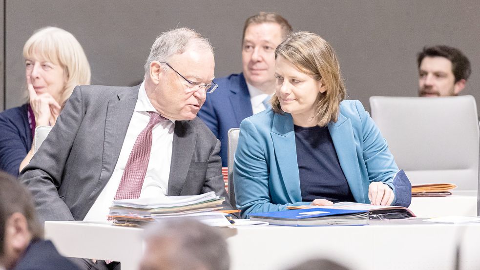 Stecken die Köpfe zusammen und stellen die Weichen für Niedersachsen: Ministerpräsident Stephan Weil (SPD) und seine Stellvertreterin Julia Willie Hamburg von den Grünen. Foto: Michael Matthey/dpa